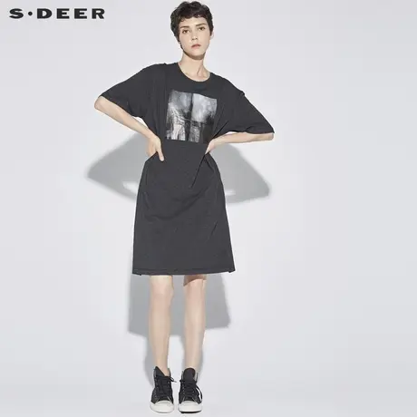 sdeer圣迪奥女装酷感前卫圆领印胶元素长款短袖T恤S18280172图片